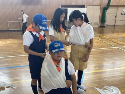 三角巾法（骨折時の固定）訓練のようす