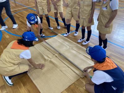 応急担架作成中の画像