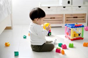 ボールを持つ幼児の横顔