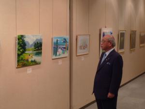 展示作品を鑑賞する野口市長