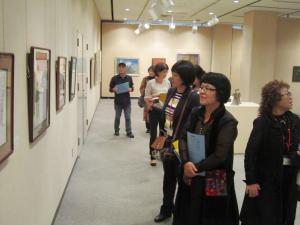 合同展示を鑑賞する訪問団