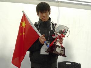 優勝トロフィーを持つ楊さん