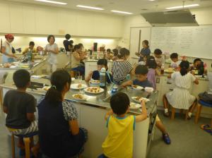 はぐくみ親子で夏のレクリエーションで調理実習の様子