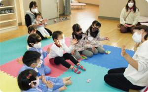 手遊びする双子のきょうだいたち